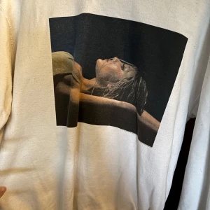 Ariana Grande  - Säljer min Ariana Grande dangerous woman merch. Använd 1 gång så är i bra skick! Säljer för 300kr+frakt . Är i st M 