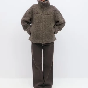 Brun teddyjacka med dragkedja - Mysig brun teddyjacka med hög krage och hel dragkedja framtill. Storlek xxs, men den sitter perfekt på mig som 165! Använd tre gånger, men flyttar till Spanien så måste bli av med kläder! 