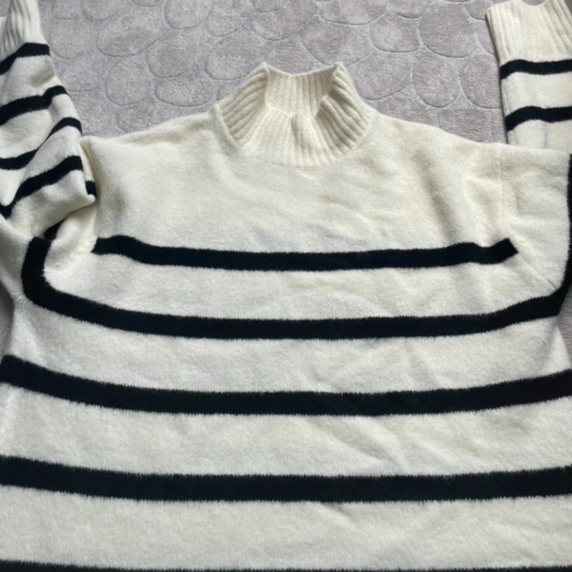 Vit och svart randig polotröja GU