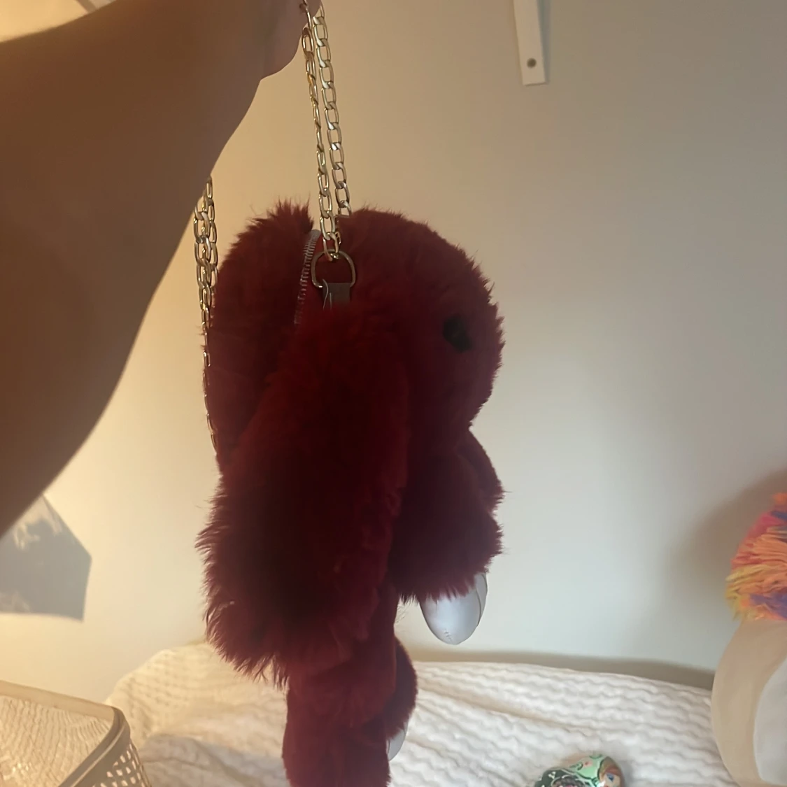 Vinröd kaninformad axelväska med kedja - 1