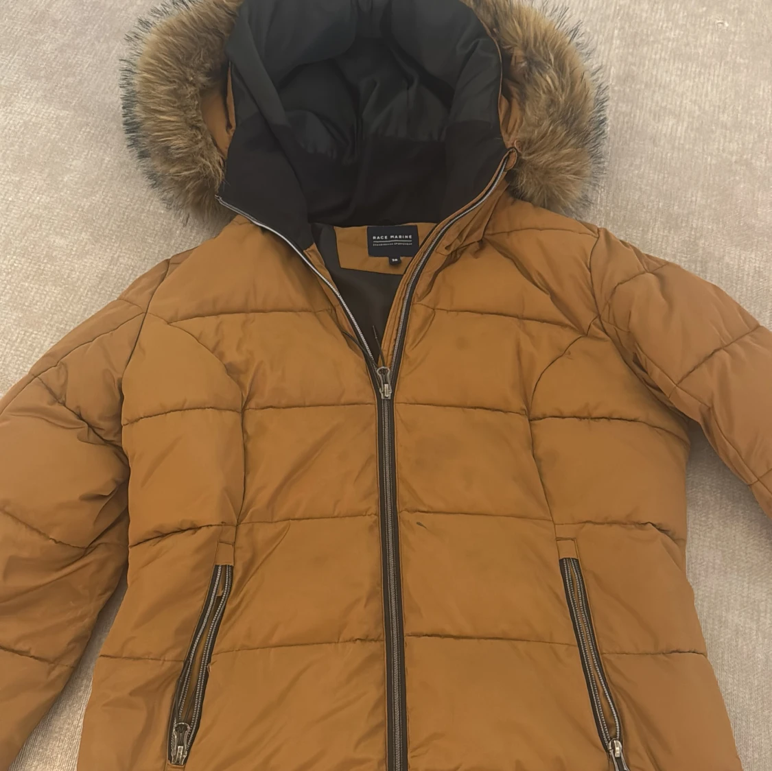 Brun pufferjacka från Race Marine