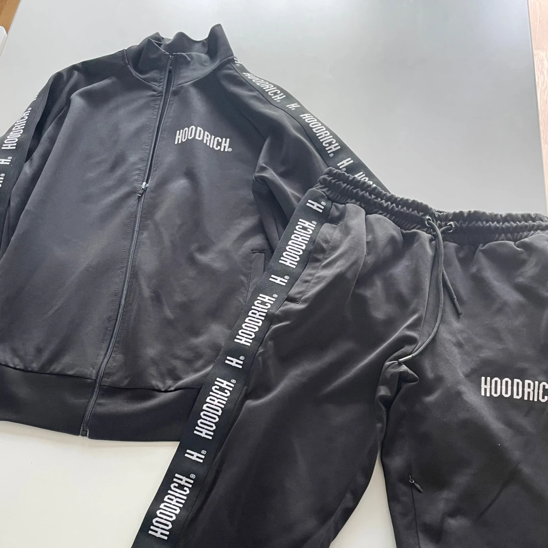 Svart tracksuit från Hoodrich - 2