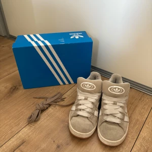 Adidas campus 00 beige/white strl 40 - Adidas campus 00 beige/white strl 40🤎🤍 Använda ett antal gånger, lite smutsiga men inga defekter utöver smuts som bör gå bort efter lite tvätt. Orginalkartong med både de beiga och de vita skosnörena till skona kommer med. Säljer då de inte riktigt kommit till användning🤍