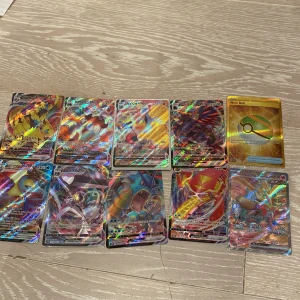 Pokémon VMAX och EX Holo-kort samling - En färgstark samling av Pokémon VMAX och EX holo-kort, perfekt för dig som älskar att samla och spela Pokémon TCG! Korten har coola illustrationer och glittrande effekter som gör dem extra unika. Passar både samlare och spelare som vill boosta sin lek med kraftfulla kort.