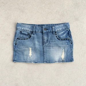 Lågmidjad jeanskjol med revor och nitar - ser ut som ny 💜vintage jeanskjol med slitna detaljer och nitar 💜läs min sida för mer info 