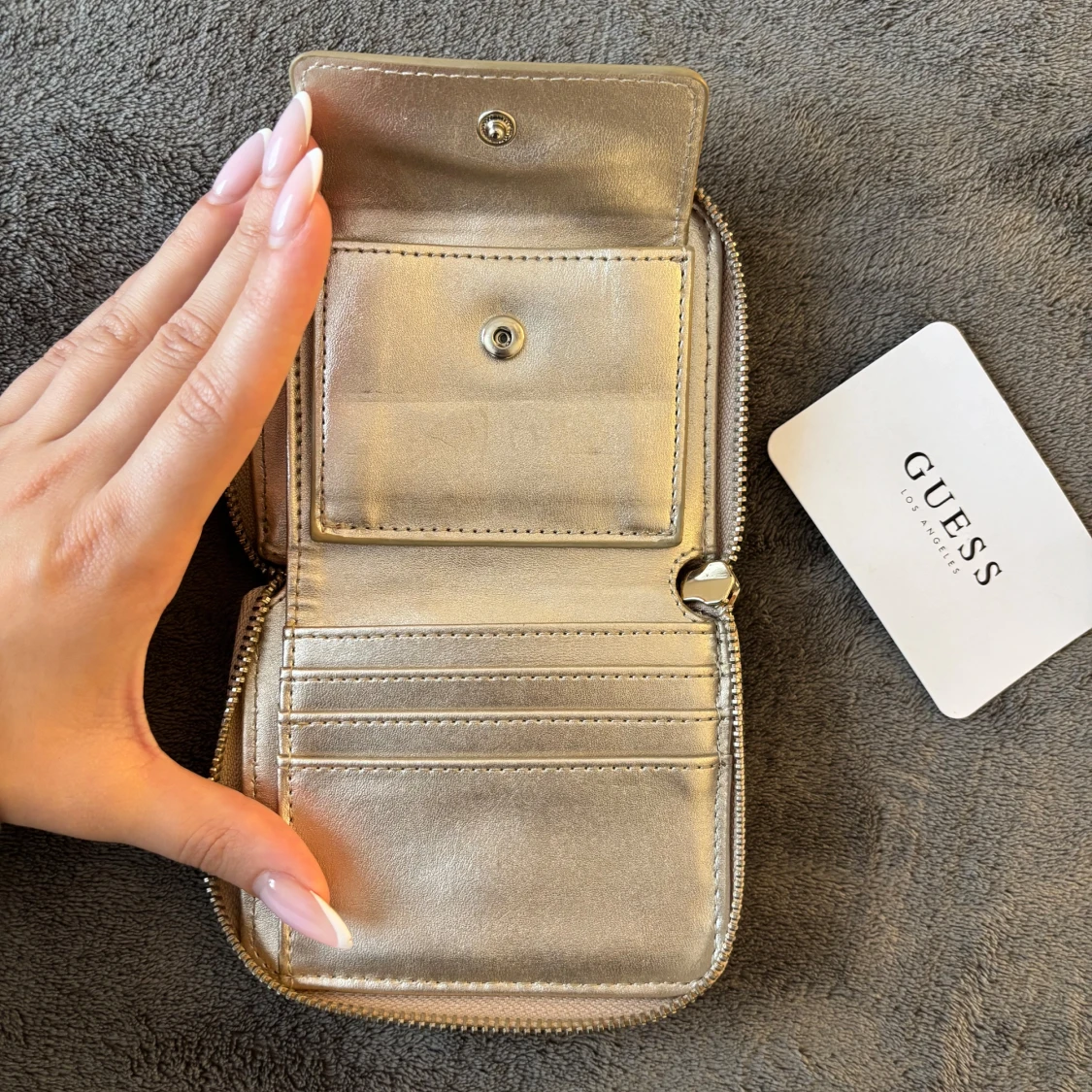 Beige plånbok från Guess med guldiga detaljer - 2