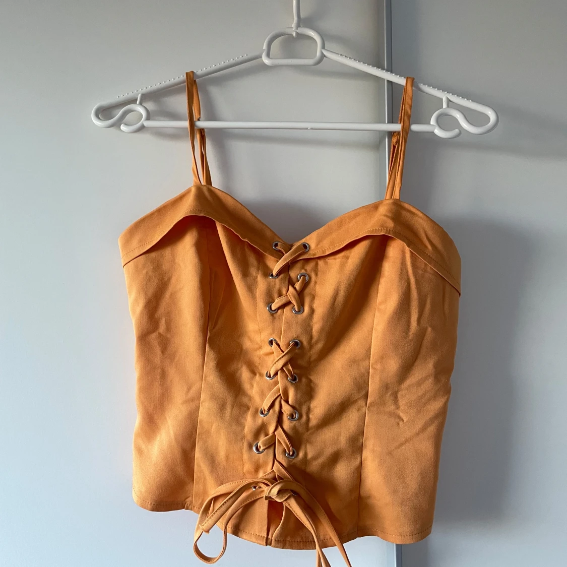 Orange korsettopp med snörning