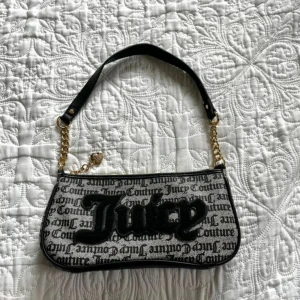 SÖKER !!! - Söker denna juicy couture handväska för rimligt pris. Helst max 350kr. Hör av dig 🫶🏻