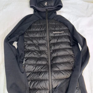 Peak performance Cardigan - Säljer just nu denna feta Peak performance Cardigan. Den är köpt i Peak performance butik och kostar ungefär 2400 ny därav priset. Storlek S passar M. Vid frågor bara att skriva!