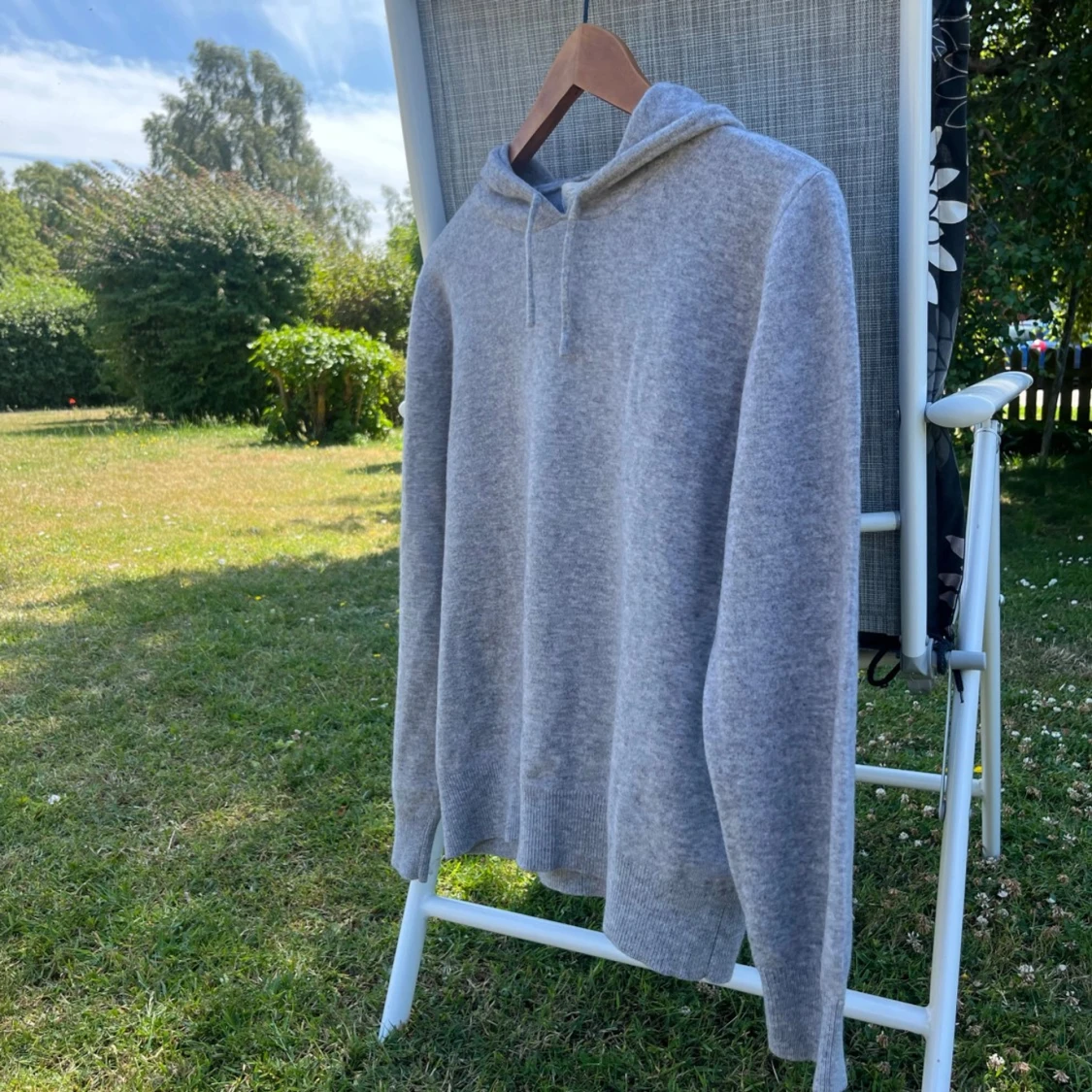 Grå kashmirhoodie från Sayless - 92