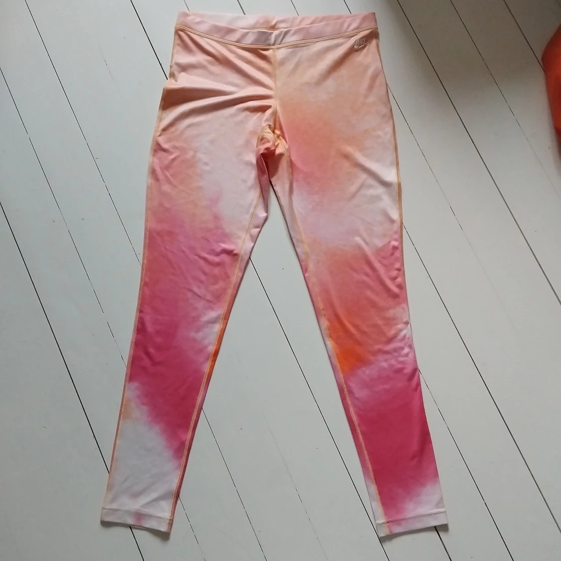 Nike leggings i rosa och orange