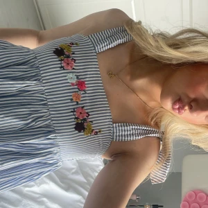 Randig blommig kortklänning med knyt - Superfin randig topp med blommdetaljer och axelband med knytning 🌸