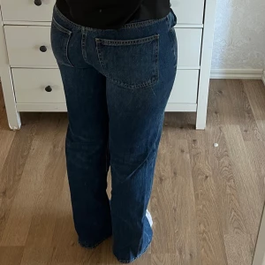 Lågmidjade jeans  - Svin snygga lågmidjade jeans från Zara. Helt oanvända, dessvärre utan prislapp. Så så snygga och populära. Perfekt till hösten😍