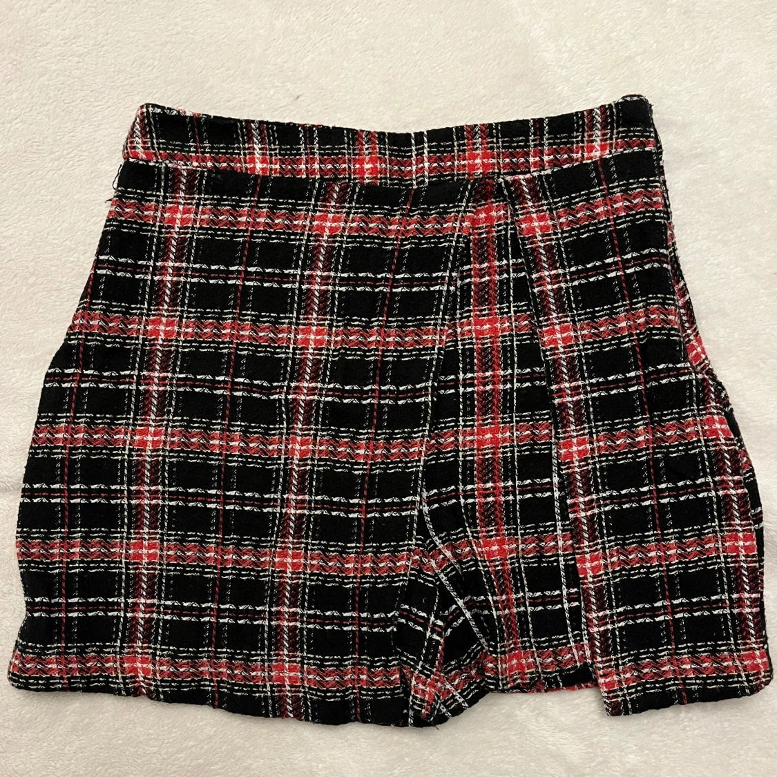 Rutig kortkjol från LELA i röd och svart