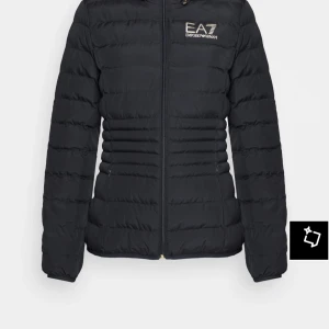 snygg ea7 jacka - säljer vanlig svart höst/vår jacka från ea7, säljs då de inte är min stil längre. dragkedjan på höger ficka är sönder men går säkert att laga därför priset. storlek S men sitter som XS 💕
