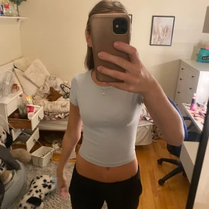 Ljusblå  croppad tshirt  - Ljusblå croppad T-shirt  från Gina Tricot, den är i väldigt bra skick är endas använd ett par gånger 