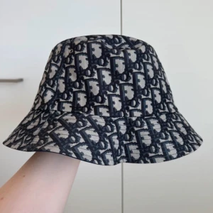 Bucket hat - helt ny, pris kan diskuteras, passar perfekt med LV bältet som finns hos mig ‼️‼️‼️