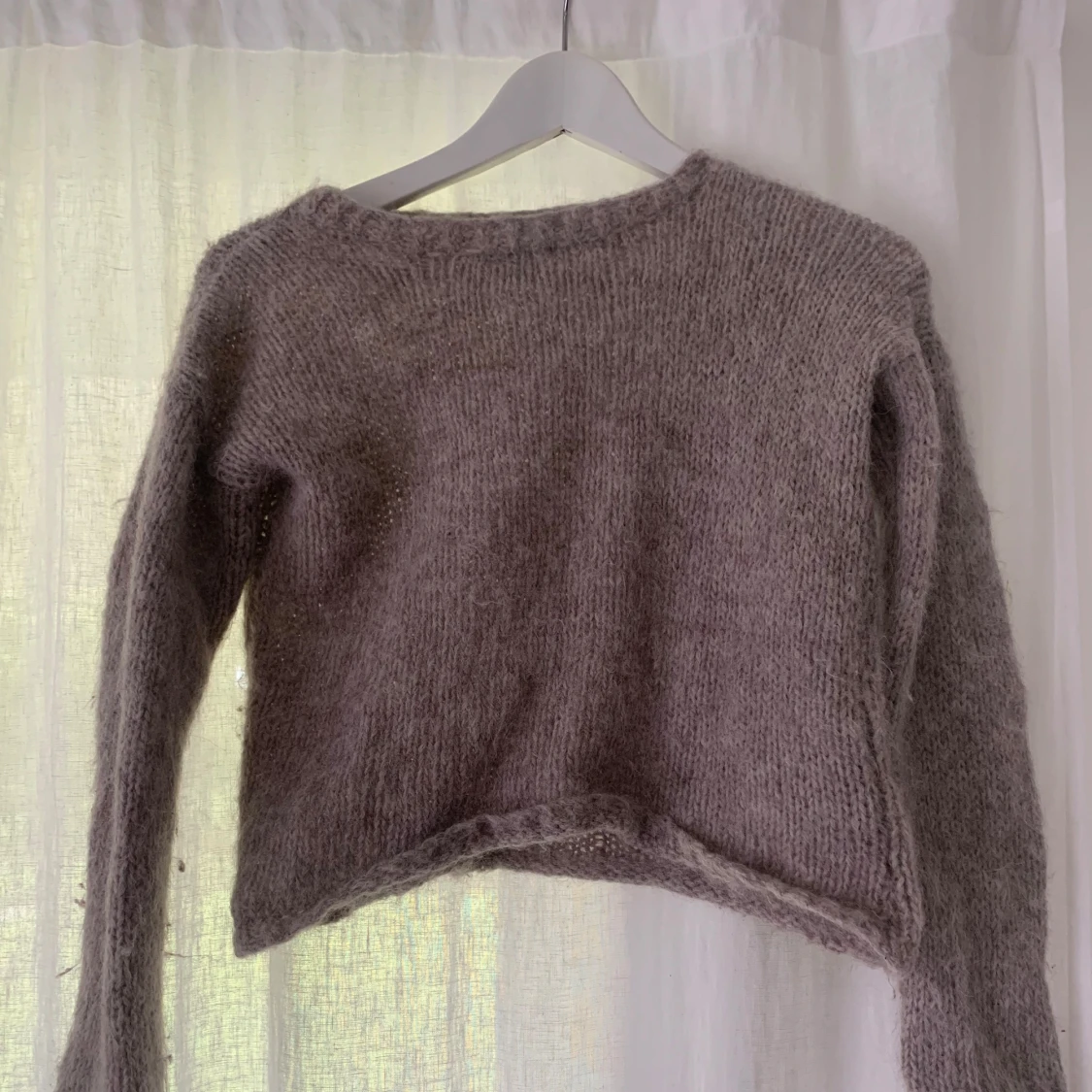 Ljusbrun stickad tröja med lång ärm - 1