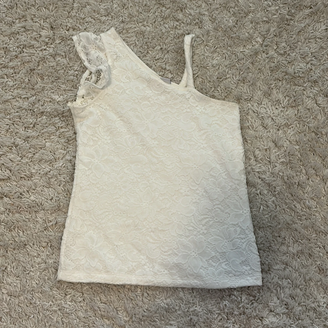 Vit spets topp med oneshoulder från Lindex