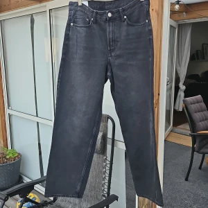 Svarta loose fit jeans från H&M - Säljer ett par svarta jeans från H&M i loose fit-modell. Jeansen har klassisk femficksdesign, raka ben och normal midja. Perfekta för en avslappnad stil och passar till det mesta. Aldrig använda. 30/32 är storleken