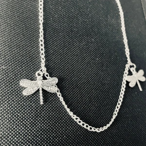 By prisförslag- halsband silver sländor justerbar längd  - By prisförslag- halsband silver sländor justerbar längd 