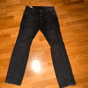 Levi's 501 mörkblå jeans - Klassiska Levi's 501 jeans i mörkblå denim med raka ben och femficksmodell. Byxorna har knappgylf och den ikoniska läderpatchen bak i midjan. Perfekta för dig som gillar tidlös stil och vill ha ett par jeans som funkar till allt. Köpte för 1200kr. Pris går att diskutera.