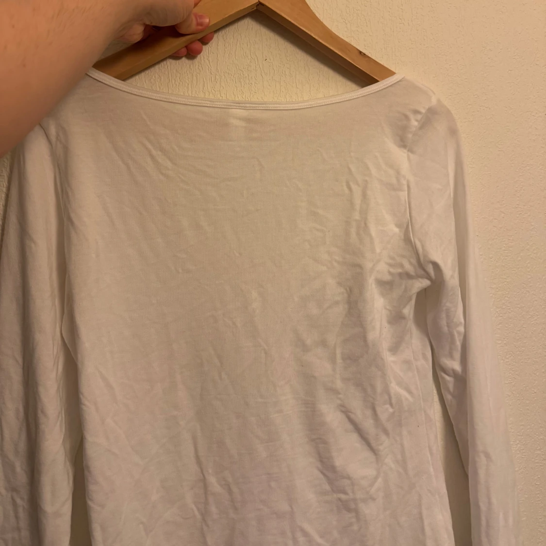 Vit långärmad topp med v-ringning - 1