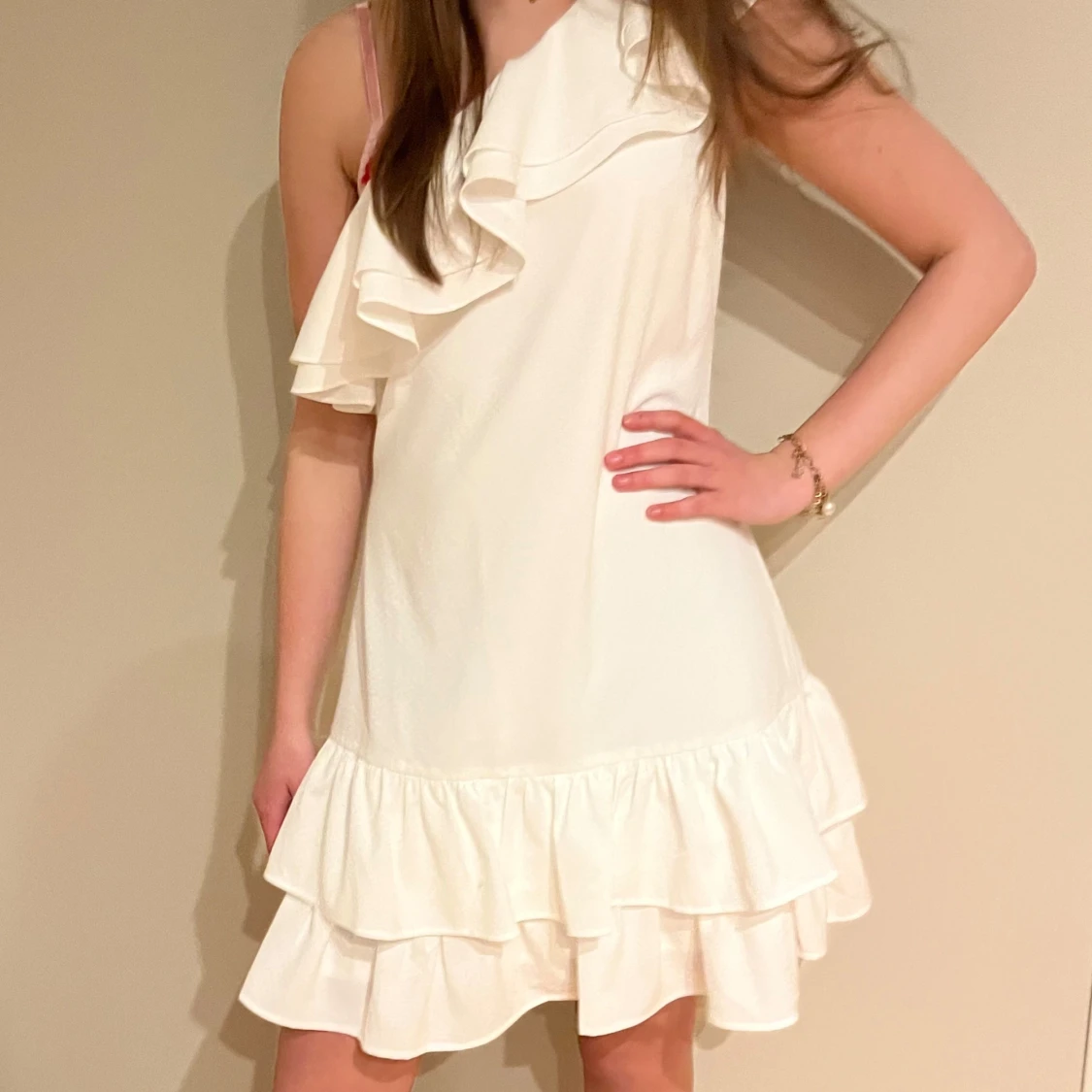 Vit oneshoulderklänning med volang