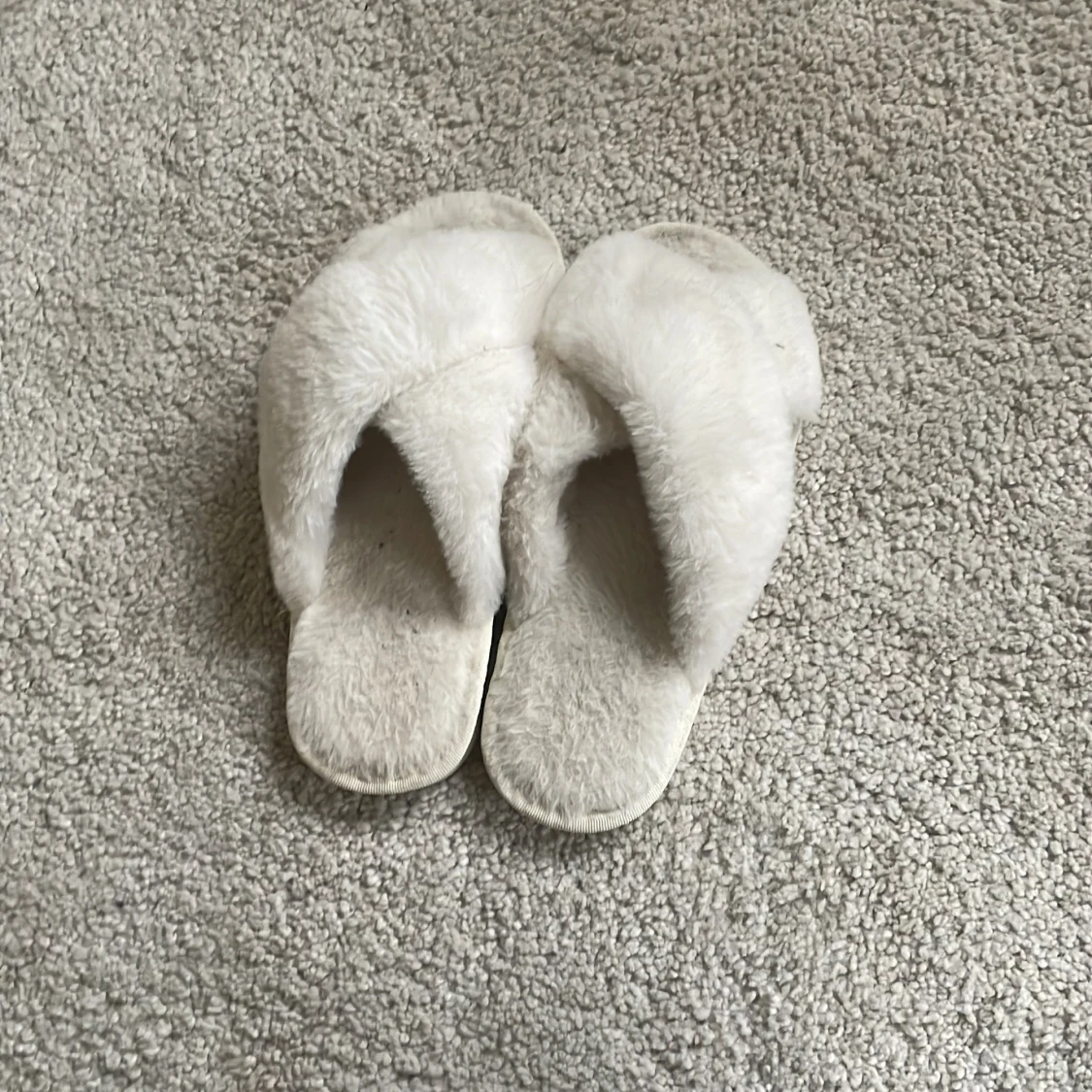 Vita fluffiga tofflor