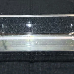 Transparent plastlåda - Säljer en rektangulär transparent plastlåda med låg kant. Perfekt för förvaring av småsaker eller mat. Lådan är helt genomskinlig och har en slät yta med små upphöjda prickar i botten. 40kr för alla 4 och 10kr st.