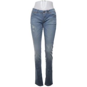 Ljusblå jeans🩵 - Så snygga jeans som tyvärr är för små för mig och därför aldrig använda🤍 Midjemått: 74 cm