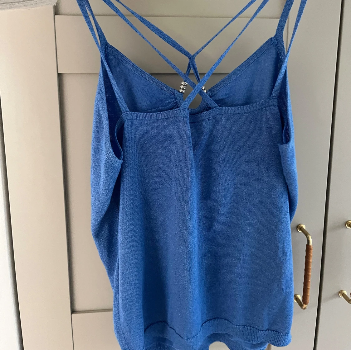 Blå topp med pärldetalj - 1