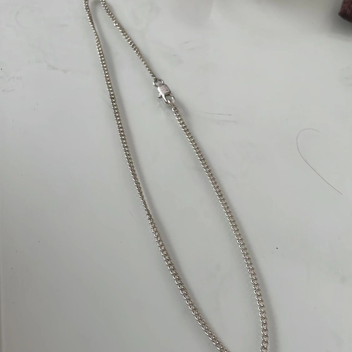 Silverfärgat halsband med kedjedesign - 2