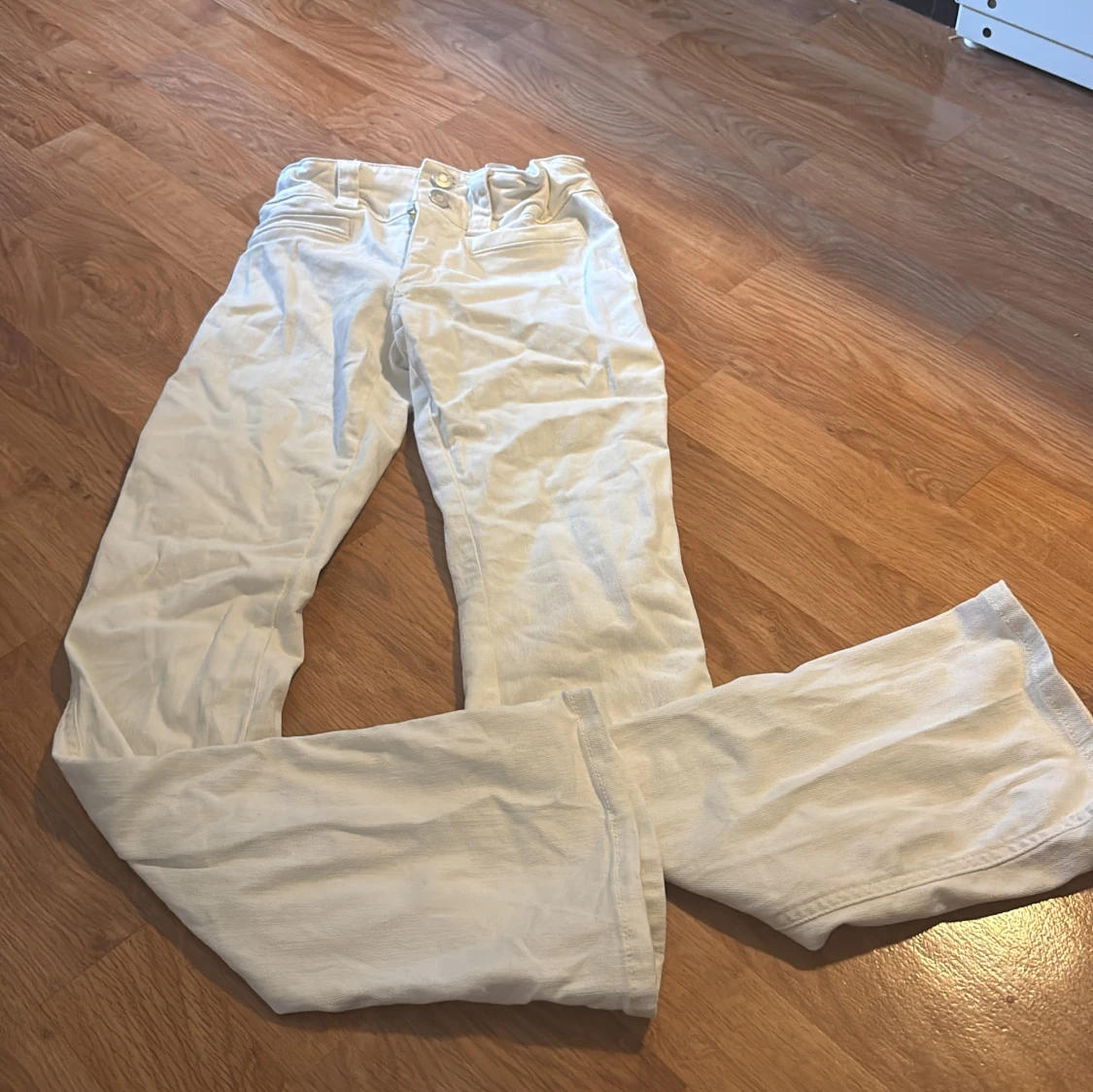 Vita bootcut-byxor från H&M - 2