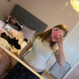 Vit croppad topp från Aware - Säljer en söt vit croppad topp från Aware. Toppen har korta ärmar och ett diskret mönster❤️andvänd men inte tydligt andvänt, mycket bra skick