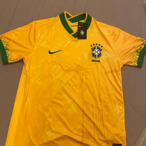 Brasilien fotbollströja - Säljer en officiell Brasilien fotbollströja, riktigt fint och detaljerat HELT NYA! 