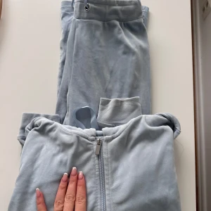 Blått mjukis set från gina - Set, byxorna är emellan xxs-s men passar upp till S då jag bär S 🌟