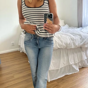 Lågmidjade jeans  - Säljer ett par lågmidjade jeans från Esprit med snygga sömdetaljer på bakfickan. Jeansen har normal passform och är lite bootcut. Storlek 28/32