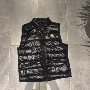 Svart dunväst från Moncler - Säljer nu min väldigt fina Moncler vest. den har Scan. Mycket bra skick, storlek 2=M. Skriv vid frågor