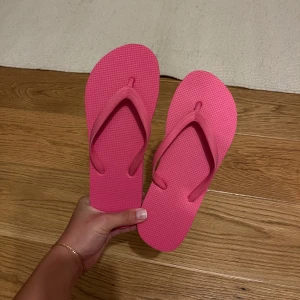 Rosa flipflops🩷 - Jättesöta rosa flip flops, helt oanvända. 