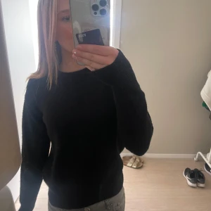 Svart stickad tröja från H&M - En enkel och stilren svart stickad tröja från H&M. Tröjan har rund halsringning och långa ärmar, perfekt till kjol till sommarn. 