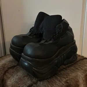 Demonia Platforms - INTRESSEKOLL! SKICKA BUD!! Demonias Boxer 01s snören är med, men det här är en återuppladdad annons och jag är för lat för att ta bild på skorna