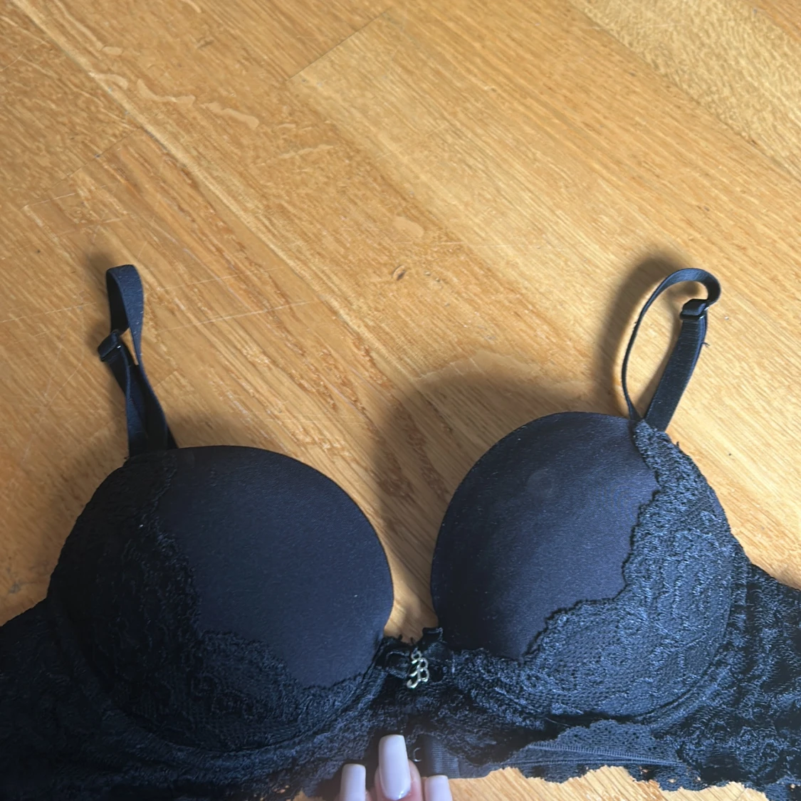 Svart spets-bh med vaddering