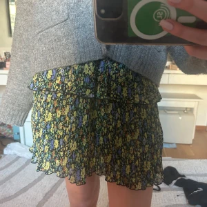 Blommig kortkjol från Name It - Säljer en blommig kjol från Name It i storlek 158. Kjolen har volang, perfekt nu till sommaren och så fin 💝 aldrig använd 