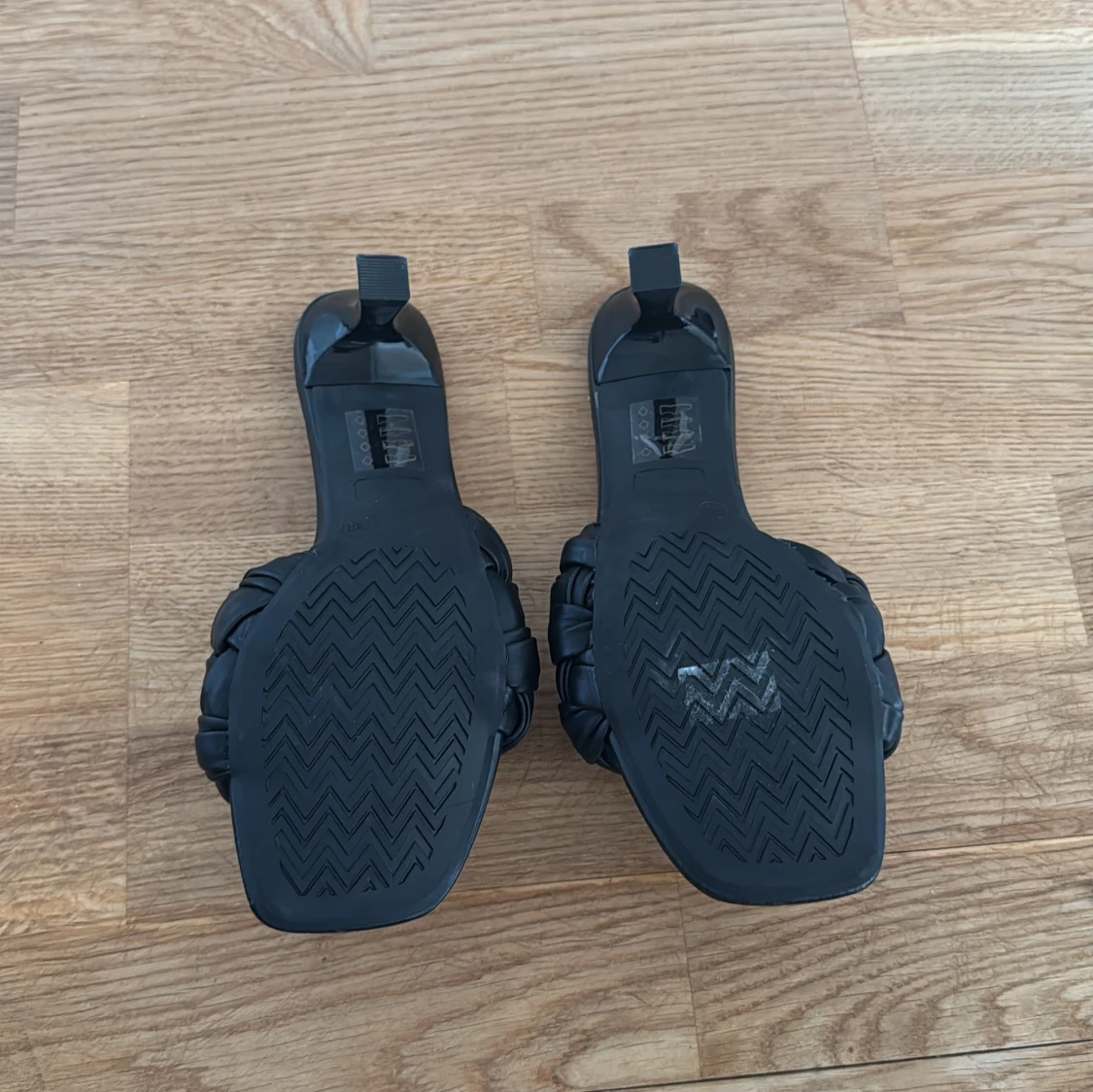 Svarta flätade klack-sandaler från Alley - 2