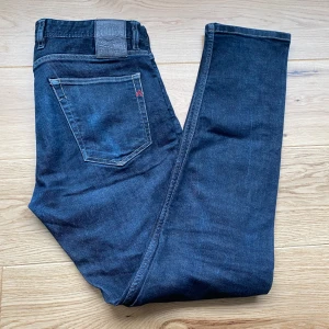 Mörkblå jeans Replay Grover 30/32 - Säljer ett par mörkblå Replay Grover jeans. Stilrena och tidlösa. Fint skick. Orginalpris 999kr. För mer info/bilder skicka iväg ett pm. 