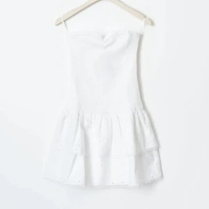 Klänning  - Intressekoll på min superfina vita klänning från Gina Tricot som är helt slutsåld nu. Köpte i våras och har bara använt en gång så är som ny🩵 Kostade 499kr nypris! Storlek XS- men passar mig som brukar ha S 