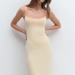 Gina tricot Maxi slip dress - Säljer stilren gul maxi slip dress från gina, aldrig använd endast testad.Klänningen har en tight passform och rak siluett, perfekt för en minimalistisk passform. Skriv vid frågor! 