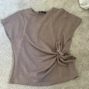 Intressekoll!!!!Beige topp med knyt från Zara - Zara topp