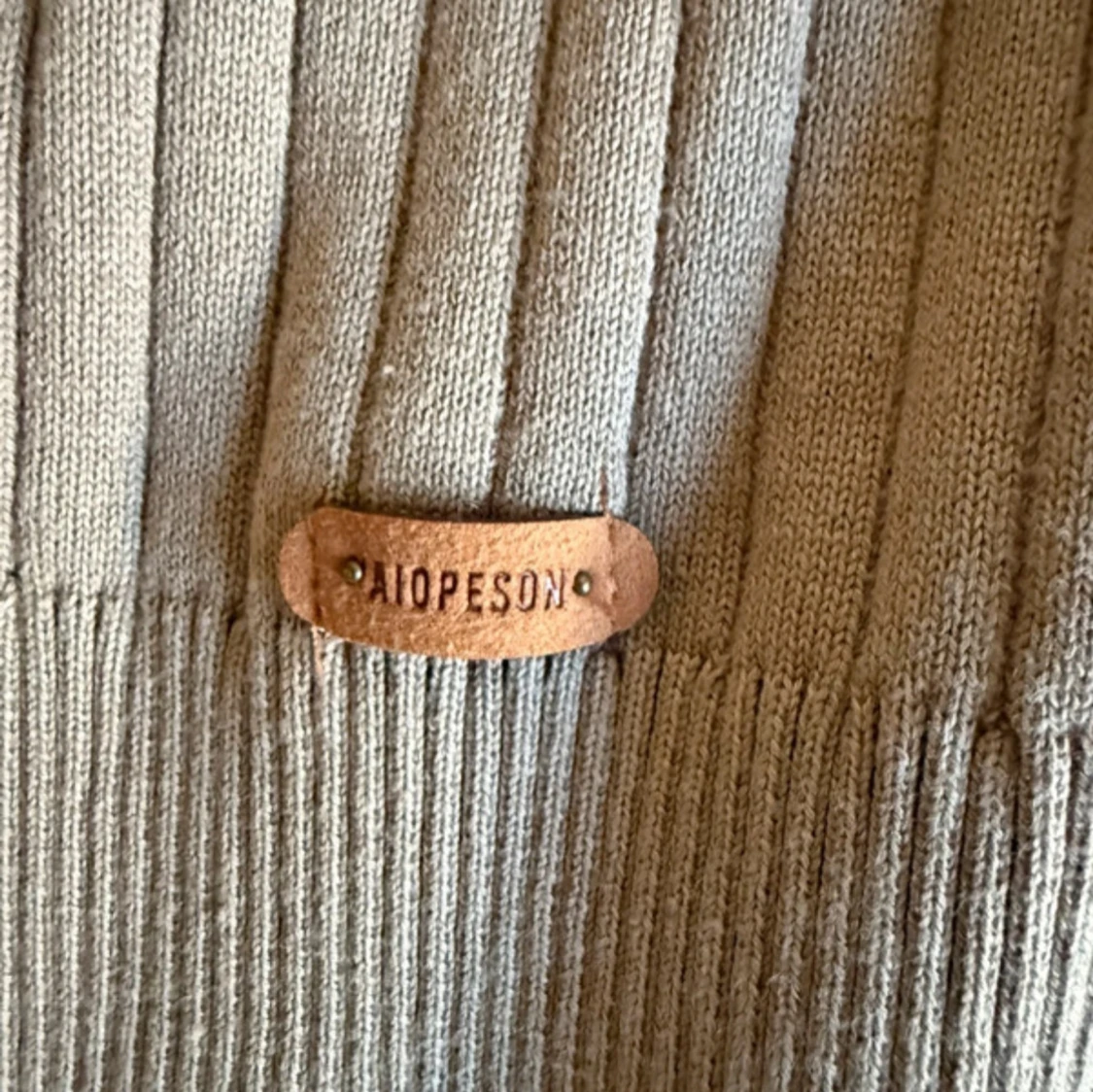 Beige stickad tröja med dragkedja från Aiopeson - 3